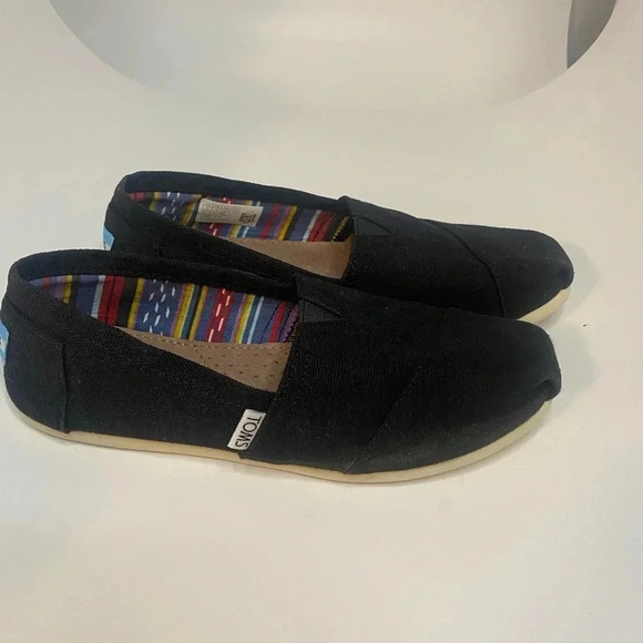 Toms - Black closed toed flats Size 6W - Picture 3 of 6